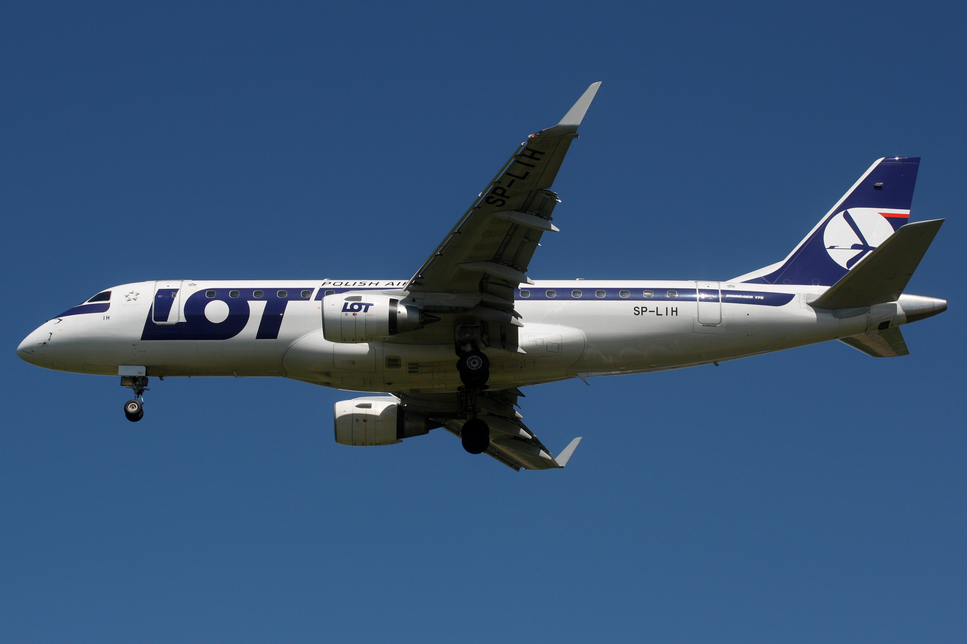 SP-LIH (Aircraft » EPWA Spotting » Embraer E175 (ERJ-170-200) » LOT Polish Airlines)