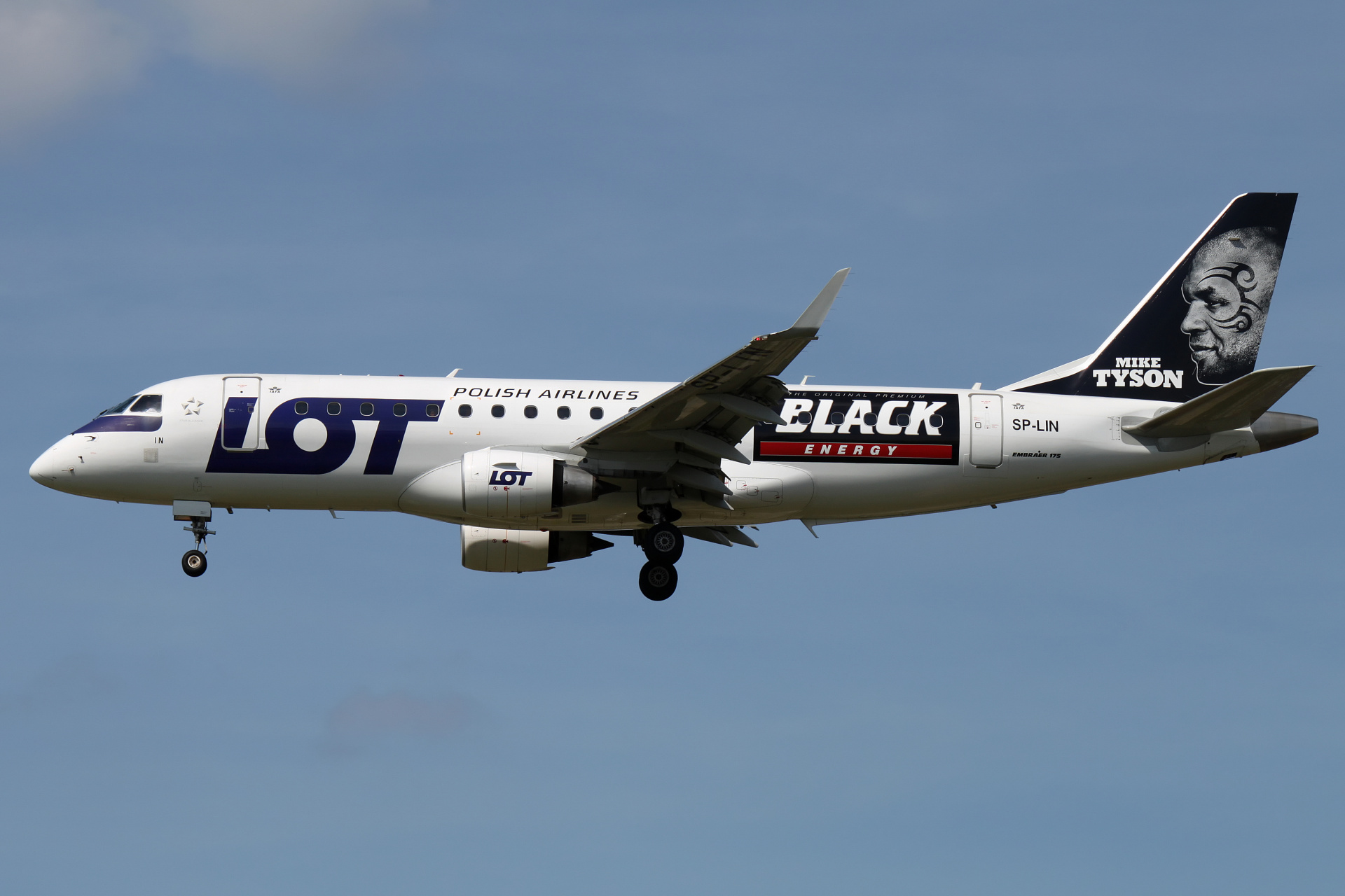 SP-LIN (malowanie Black Energy Drink) (Samoloty » Spotting na EPWA » Embraer E175 » Polskie Linie Lotnicze LOT)