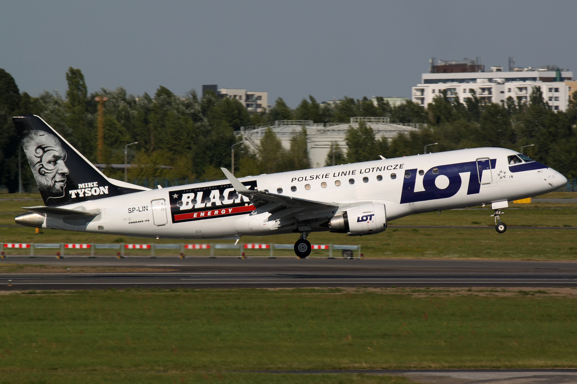 SP-LIN (malowanie Black Energy Drink) (Samoloty » Spotting na EPWA » Embraer E175 » Polskie Linie Lotnicze LOT)