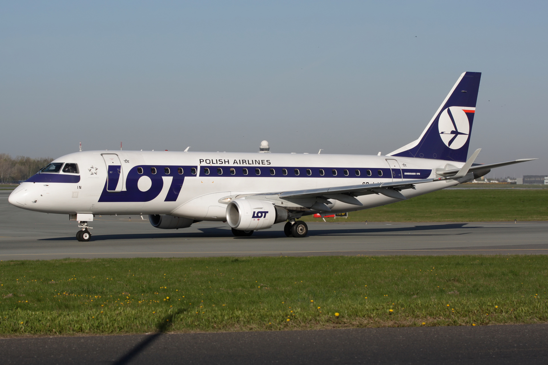 SP-LIN (Aircraft » EPWA Spotting » Embraer E175 » LOT Polish Airlines)