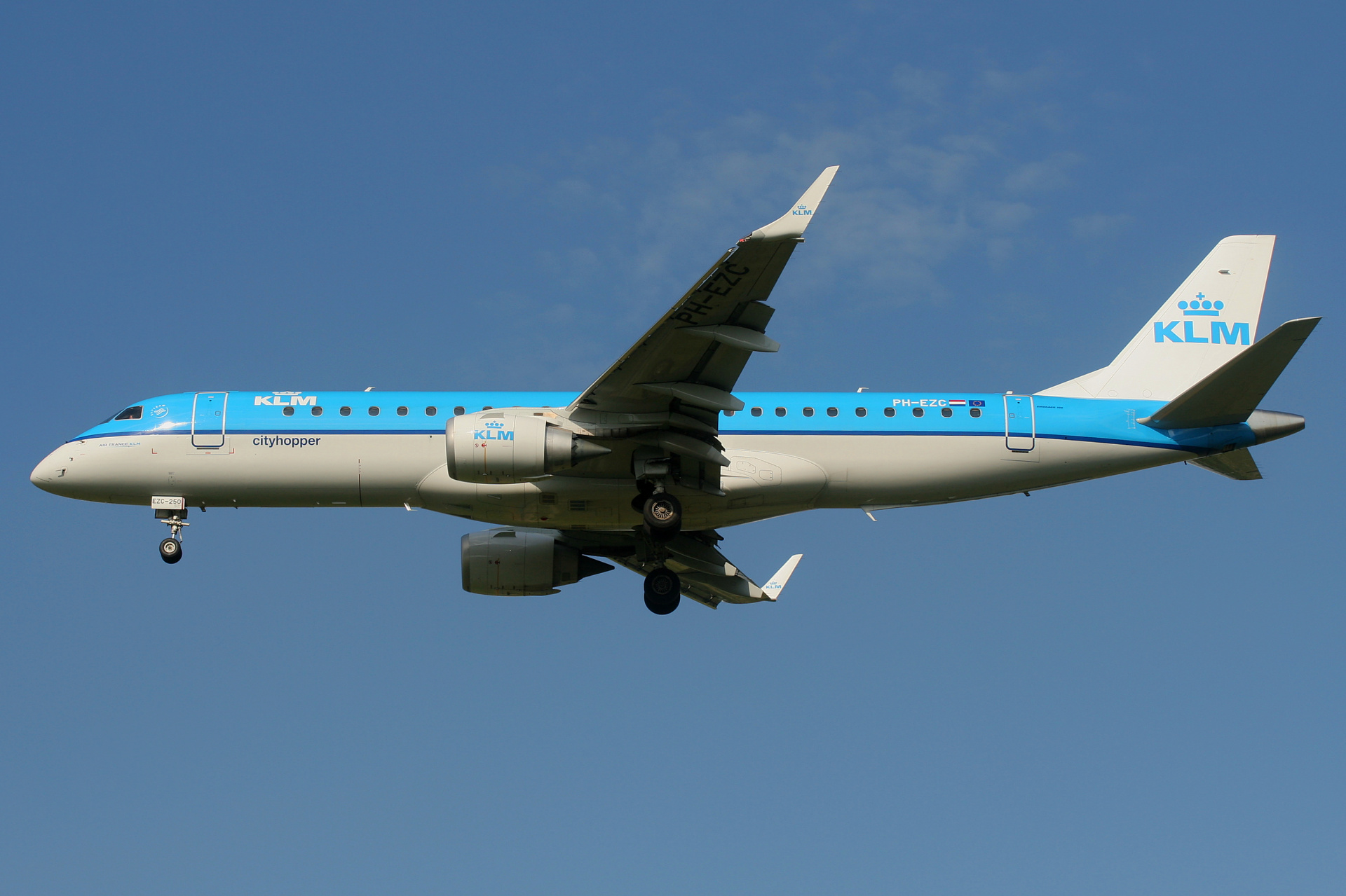 PH-EZC (Aircraft » EPWA Spotting » Embraer E190 » KLM Cityhopper)