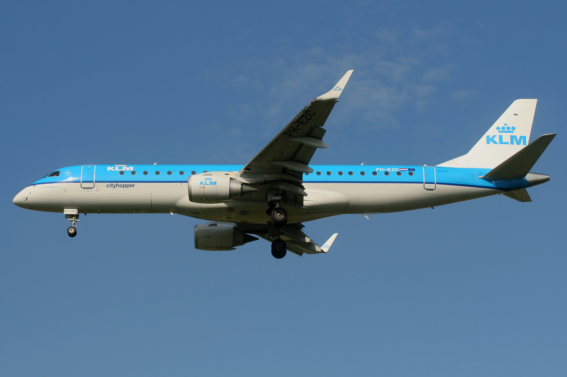 PH-EZC (Aircraft » EPWA Spotting » Embraer E190 (ERJ-190-100) » KLM Cityhopper)