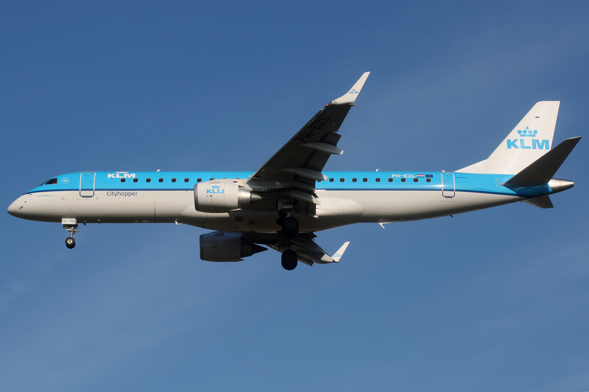 PH-EZL (Aircraft » EPWA Spotting » Embraer E190 » KLM Cityhopper)