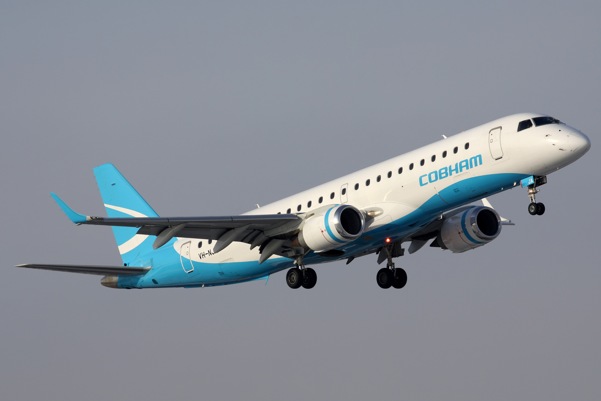 VH-NJA, Cobham Aviation (Aircraft » EPWA Spotting » Embraer E190 (ERJ-190-100))