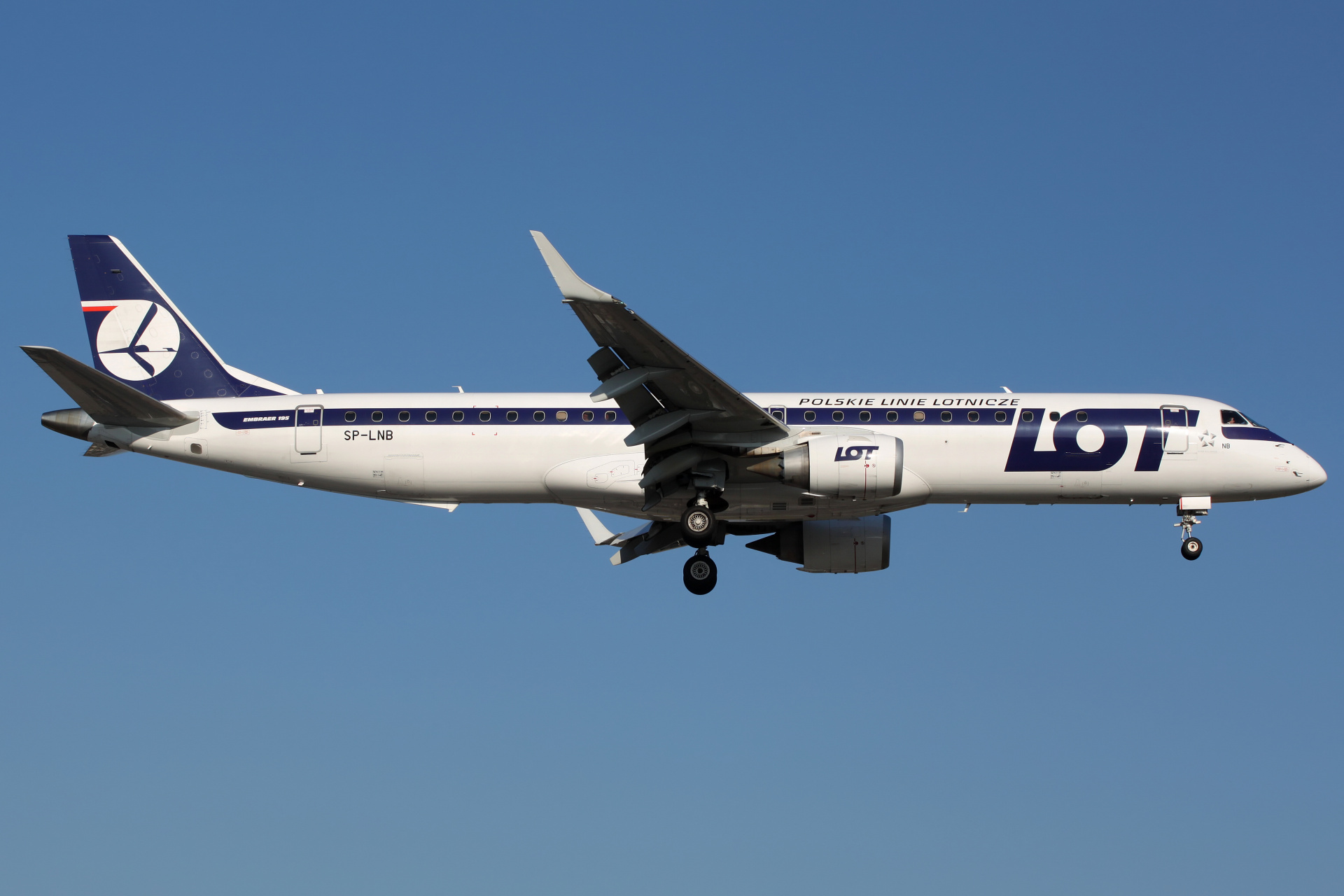 SP-LNB (Aircraft » EPWA Spotting » Embraer E195 » LOT Polish Airlines)