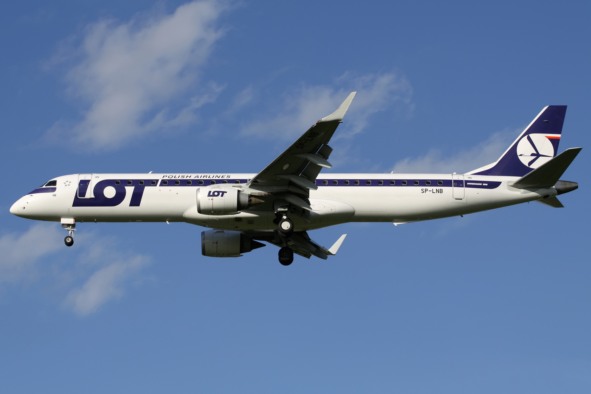 SP-LNB (Aircraft » EPWA Spotting » Embraer E195 (ERJ-190-200) » LOT Polish Airlines)