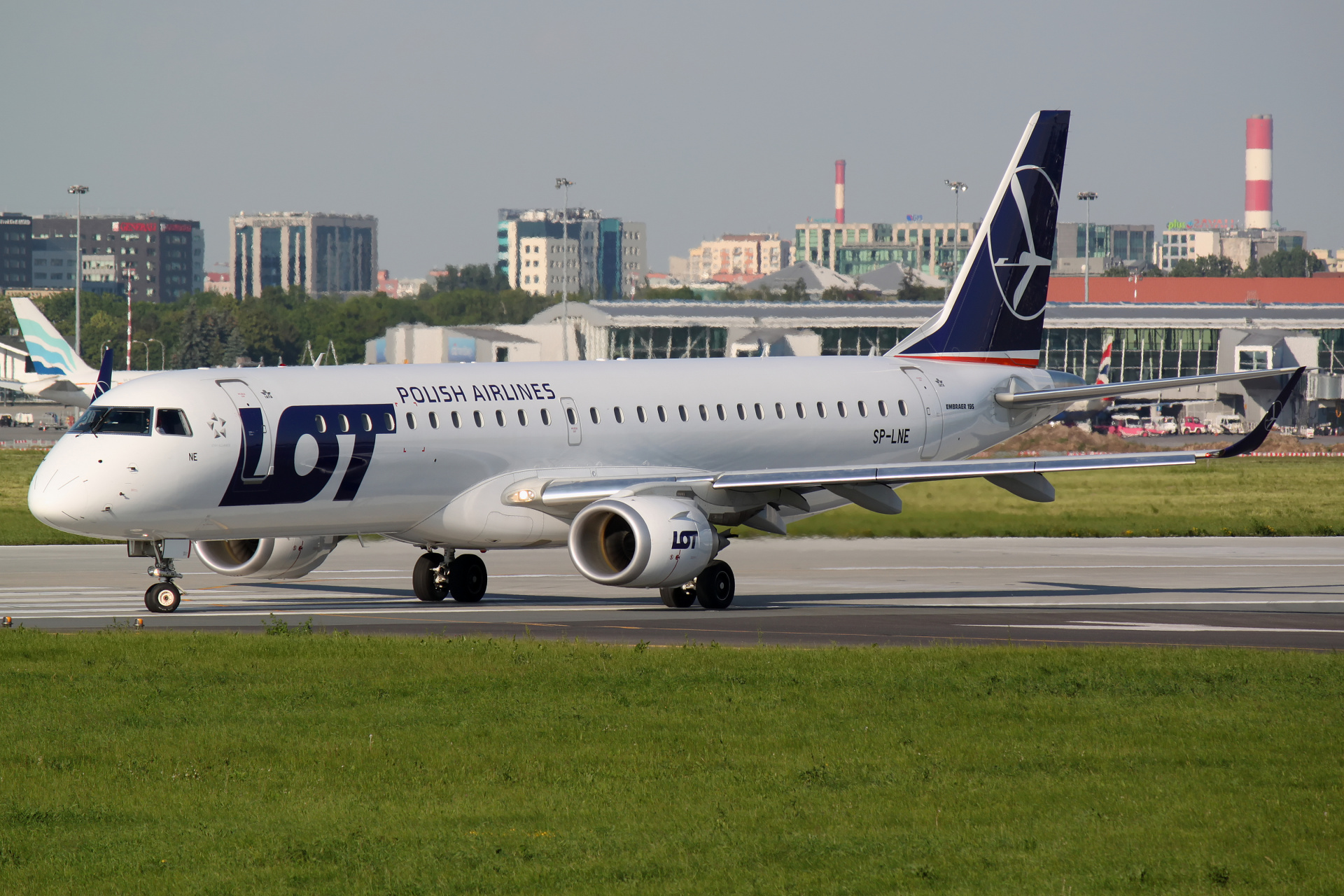 SP-LNE (Aircraft » EPWA Spotting » Embraer E195 » LOT Polish Airlines)