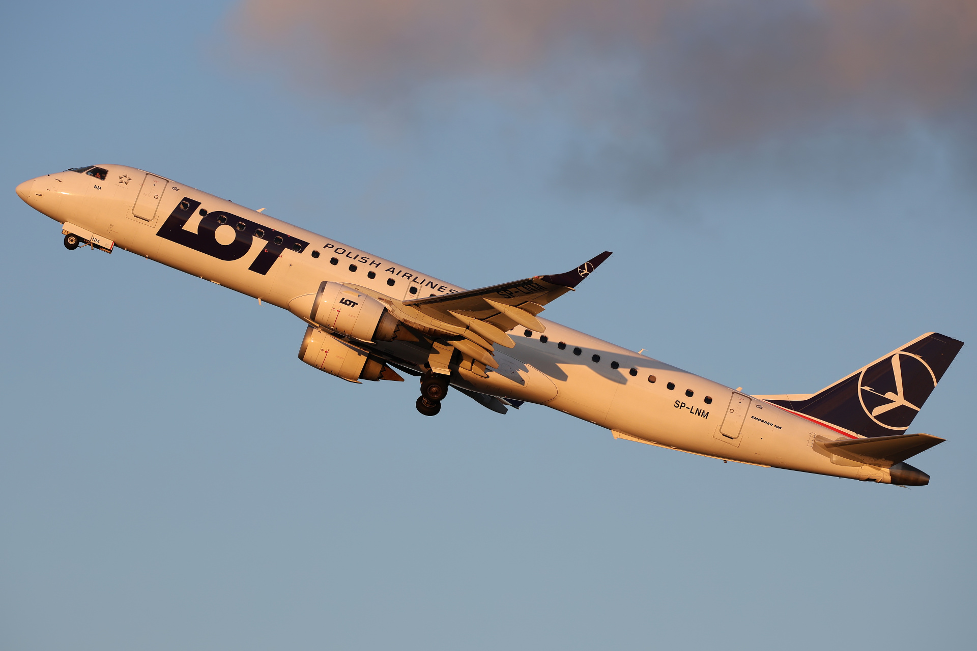 SP-LNM (Aircraft » EPWA Spotting » Embraer E195 (ERJ-190-200) » LOT Polish Airlines)