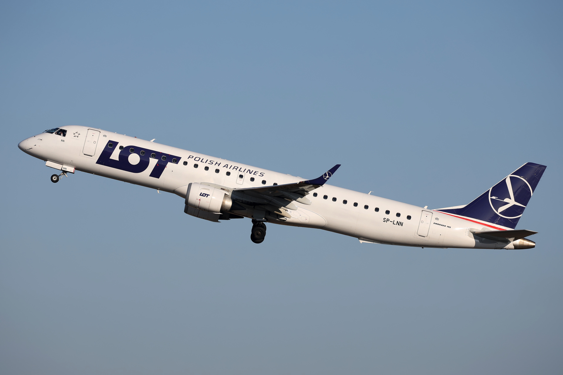 SP-LNN (Aircraft » EPWA Spotting » Embraer E195 (ERJ-190-200) » LOT Polish Airlines)