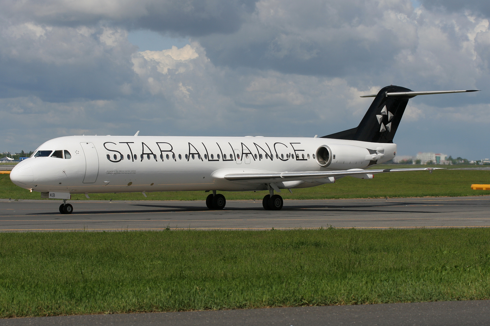 D-AFKB (malowanie Star Alliance) (Samoloty » Spotting na EPWA » Fokker 100 » Contact Air)