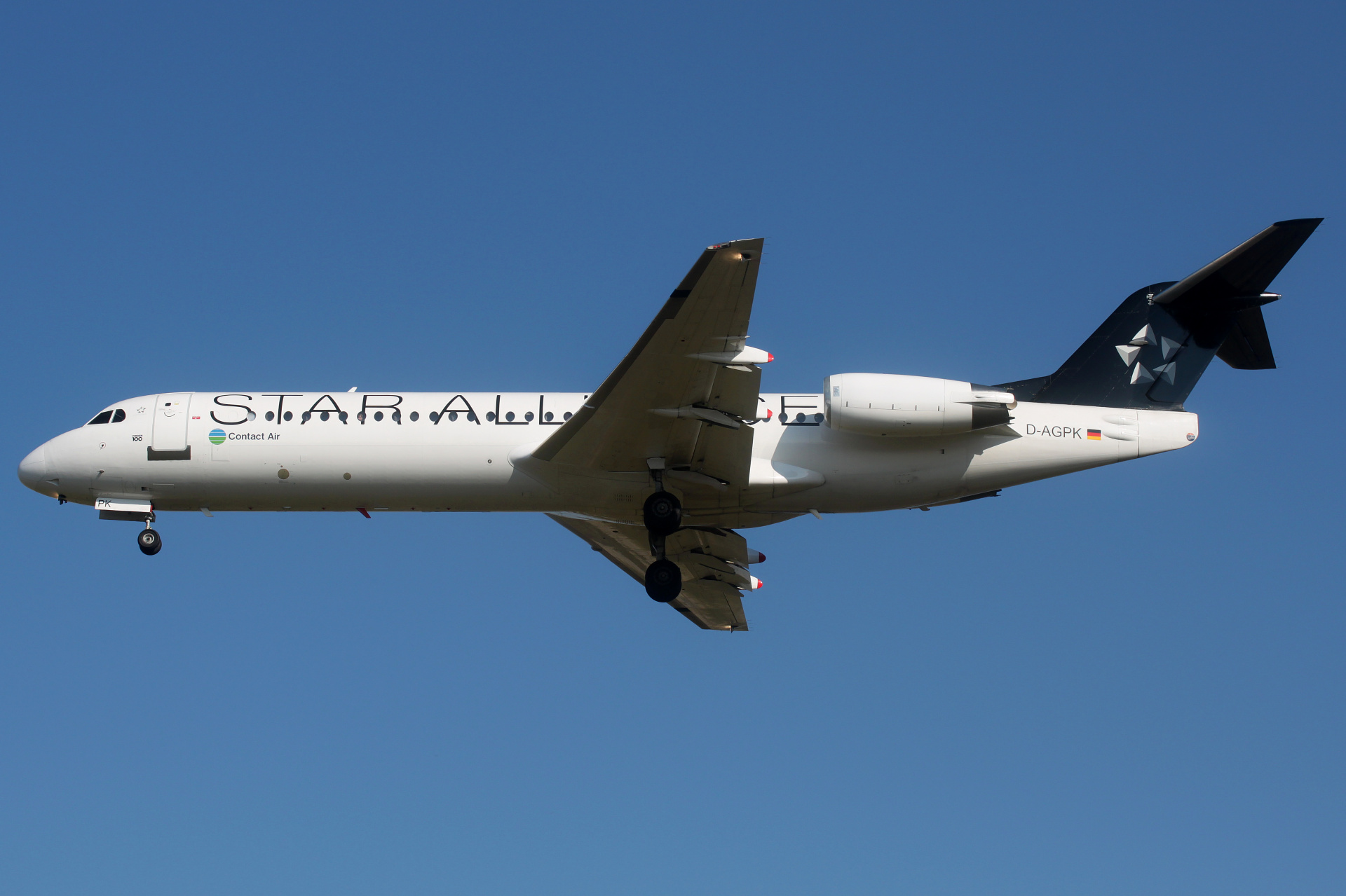 D-AGPK (malowanie Star Alliance) (Samoloty » Spotting na EPWA » Fokker 100 » Contact Air)