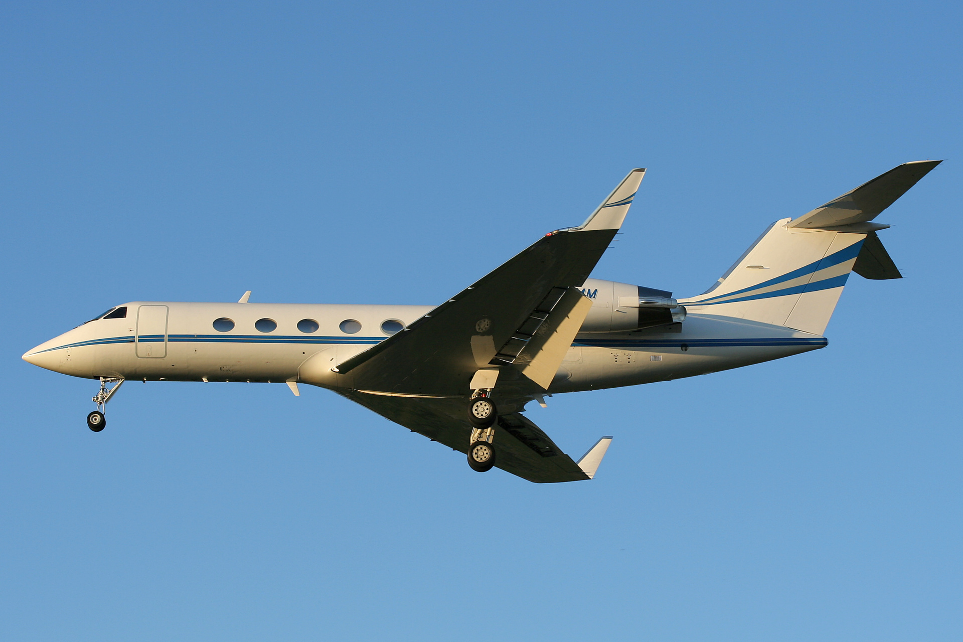 N338MM, prywatny (Samoloty » Spotting na EPWA » Gulfstream IV)
