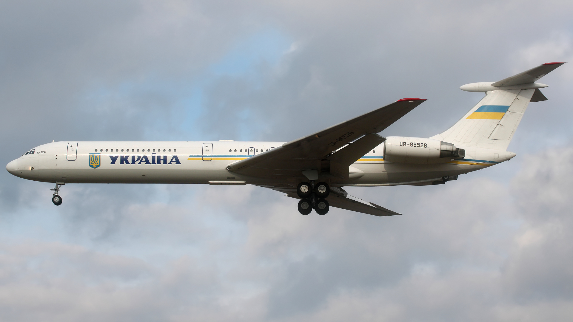 UR-86528, Ukraine - Government (Aircraft » EPWA Spotting » Ilyushin Il-62M)