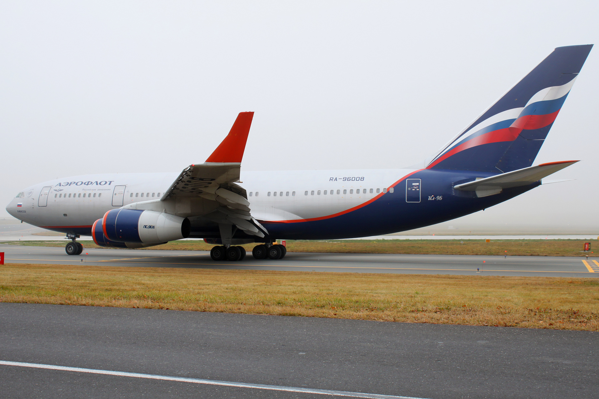 RA-96008, Aeroflot Russian Airlines (Samoloty » Spotting na EPWA » Iliuszyn Ił-96)