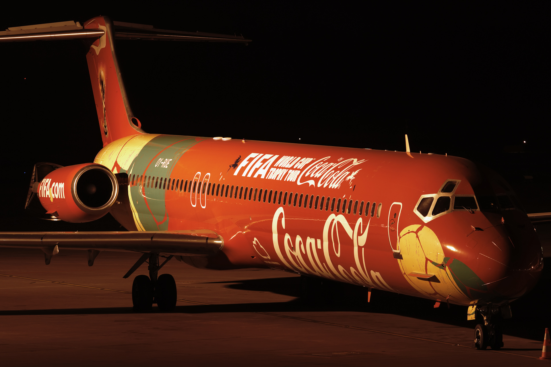 OY-RUE, DAT - Danish Air Transport (malowanie FIFA World Cup Trophy Tour) (Samoloty » Spotting na EPWA » McDonnell Douglas MD-83)