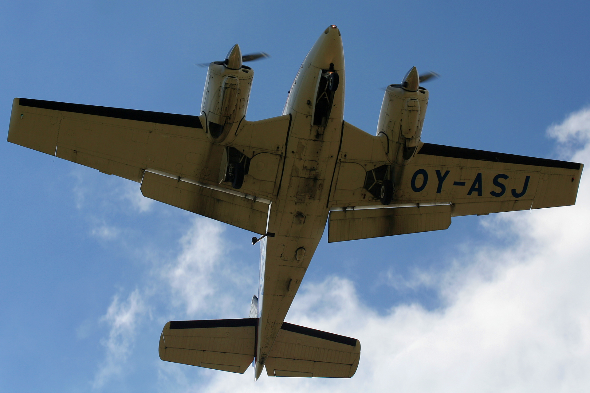 Beech D95A Travel Air, OY-ASJ, prywatny (Samoloty » Spotting na EPWA » pozostałe)