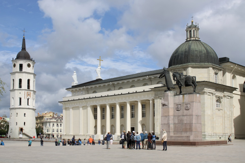 Plac Katedralny, dzwonnica i bazylika archikatedralna św. Stanisława Biskupa i św. Władysława