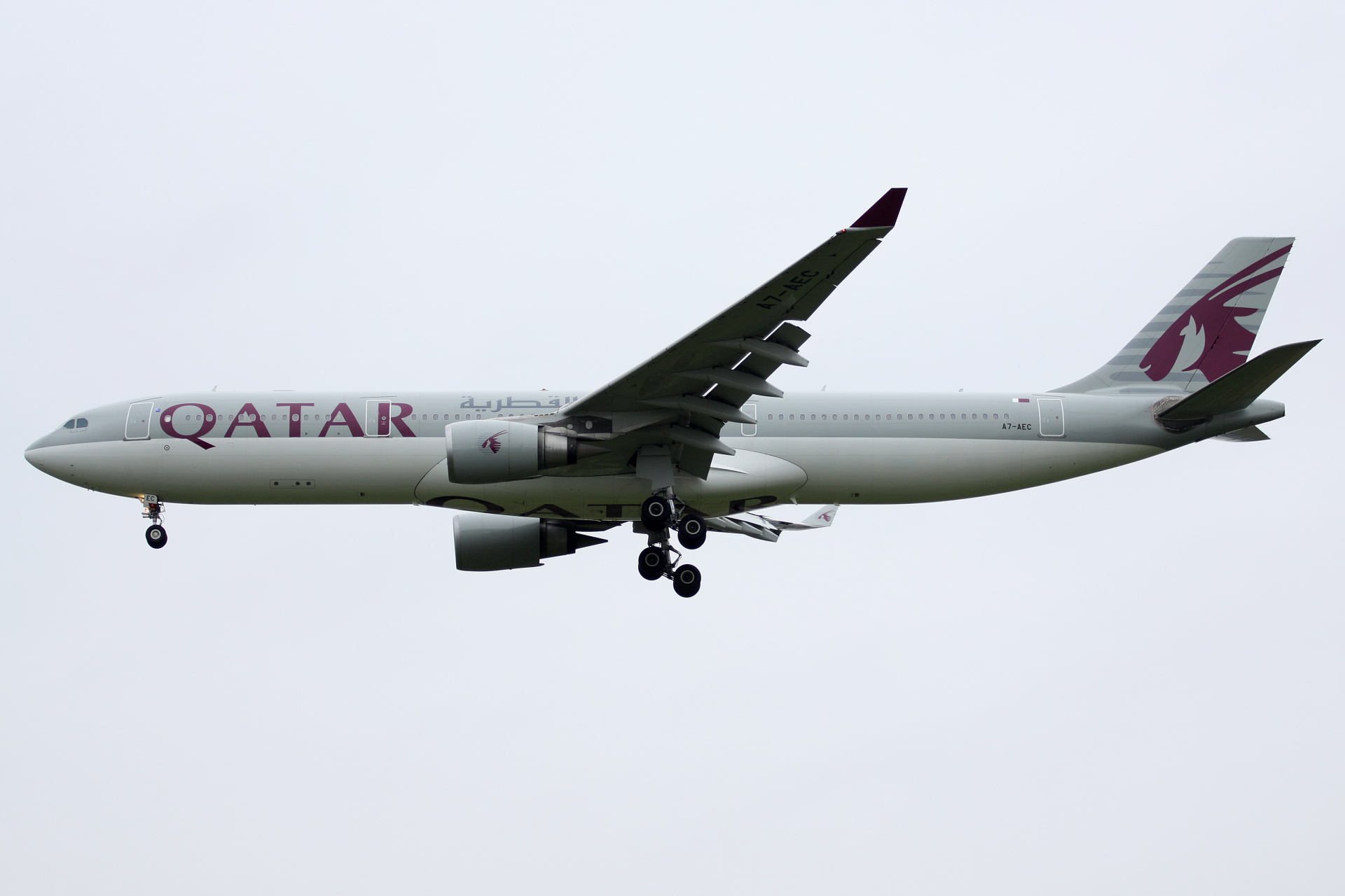 A7-AEC (Aircraft » EPWA Spotting » Airbus A330-300 » Qatar Airways)