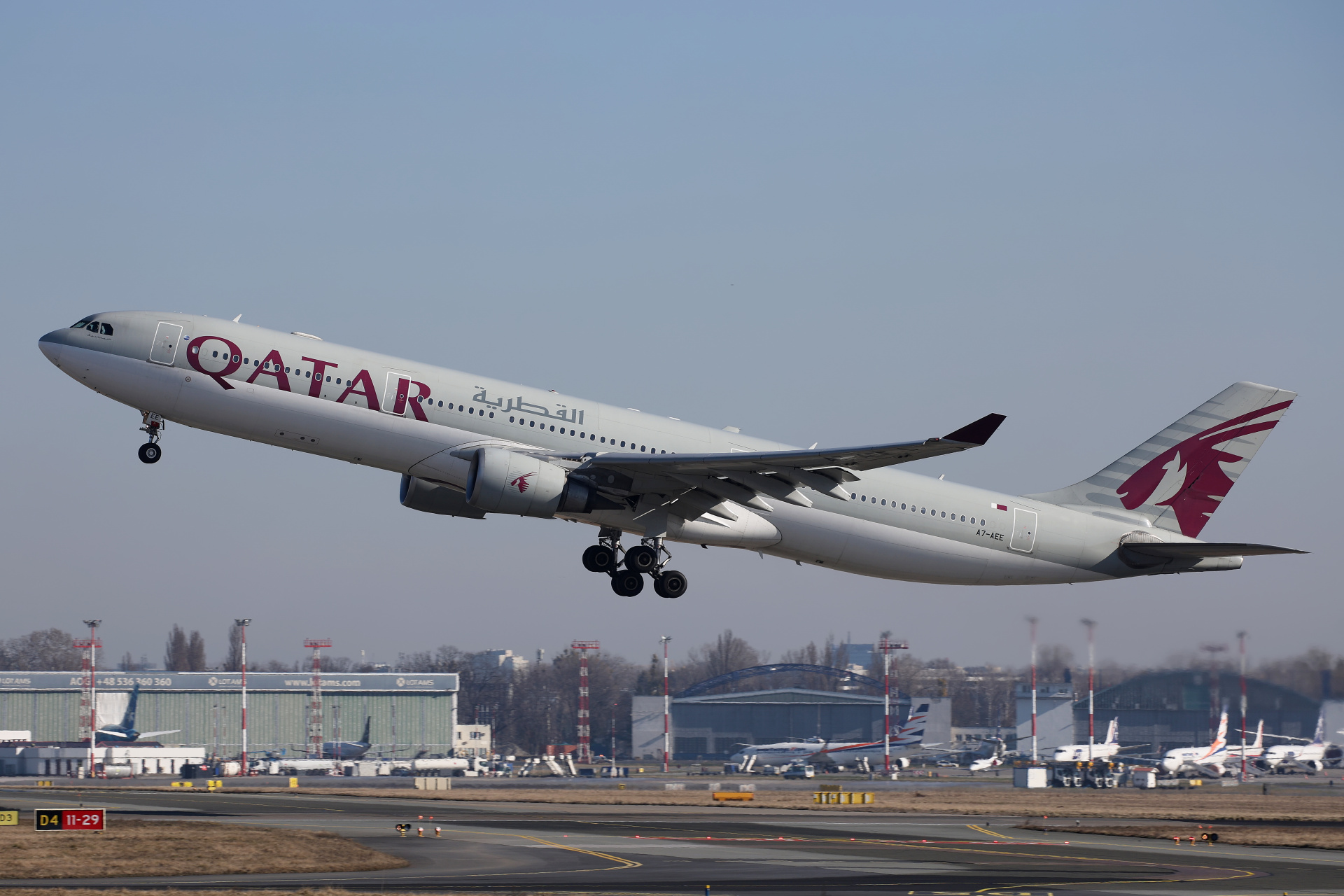 A7-AEE (Aircraft » EPWA Spotting » Airbus A330-300 » Qatar Airways)
