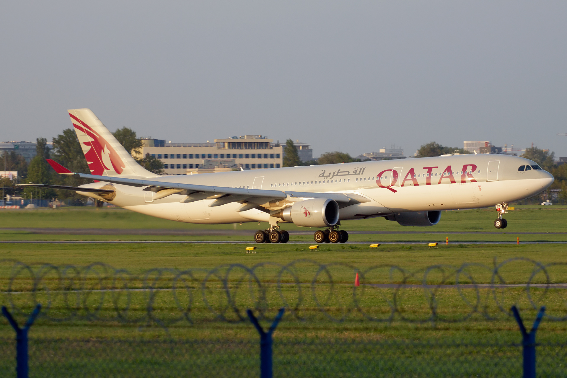 A7-AEM (Samoloty » Spotting na EPWA » Airbus A330-300 » Qatar Airways)