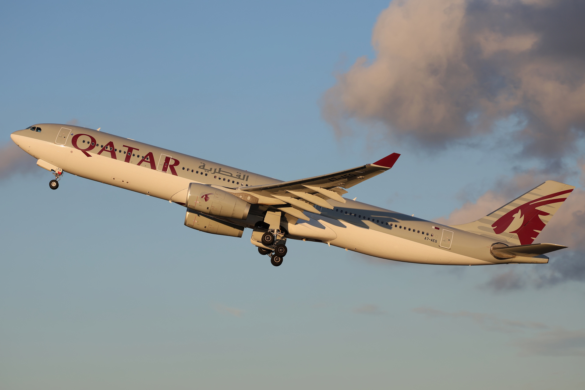 A7-AEQ (Aircraft » EPWA Spotting » Airbus A330-300 » Qatar Airways)