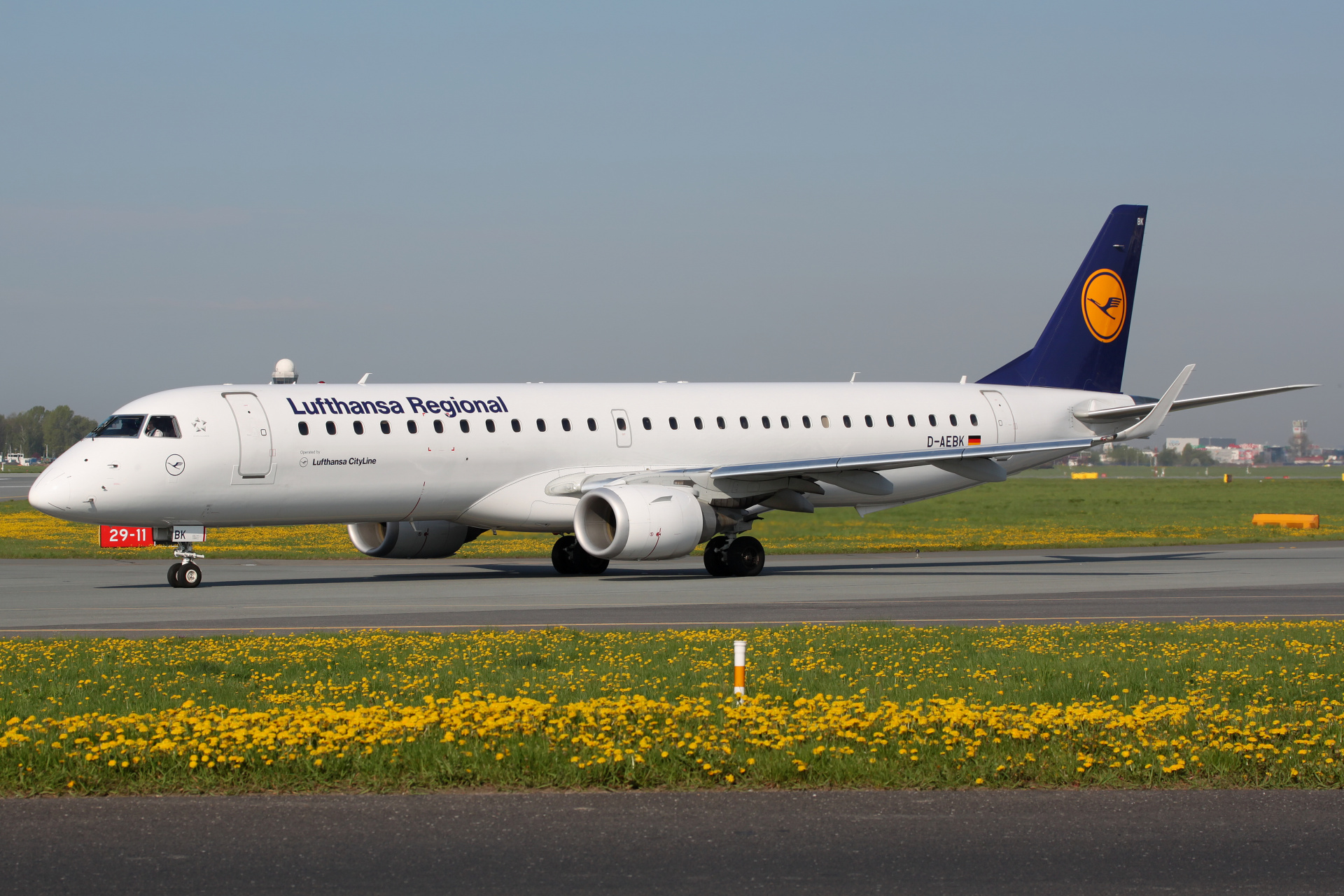 D-AEBK (Lufthansa CityLine) (Samoloty » Spotting na EPWA » Embraer E195 » Lufthansa Regional)
