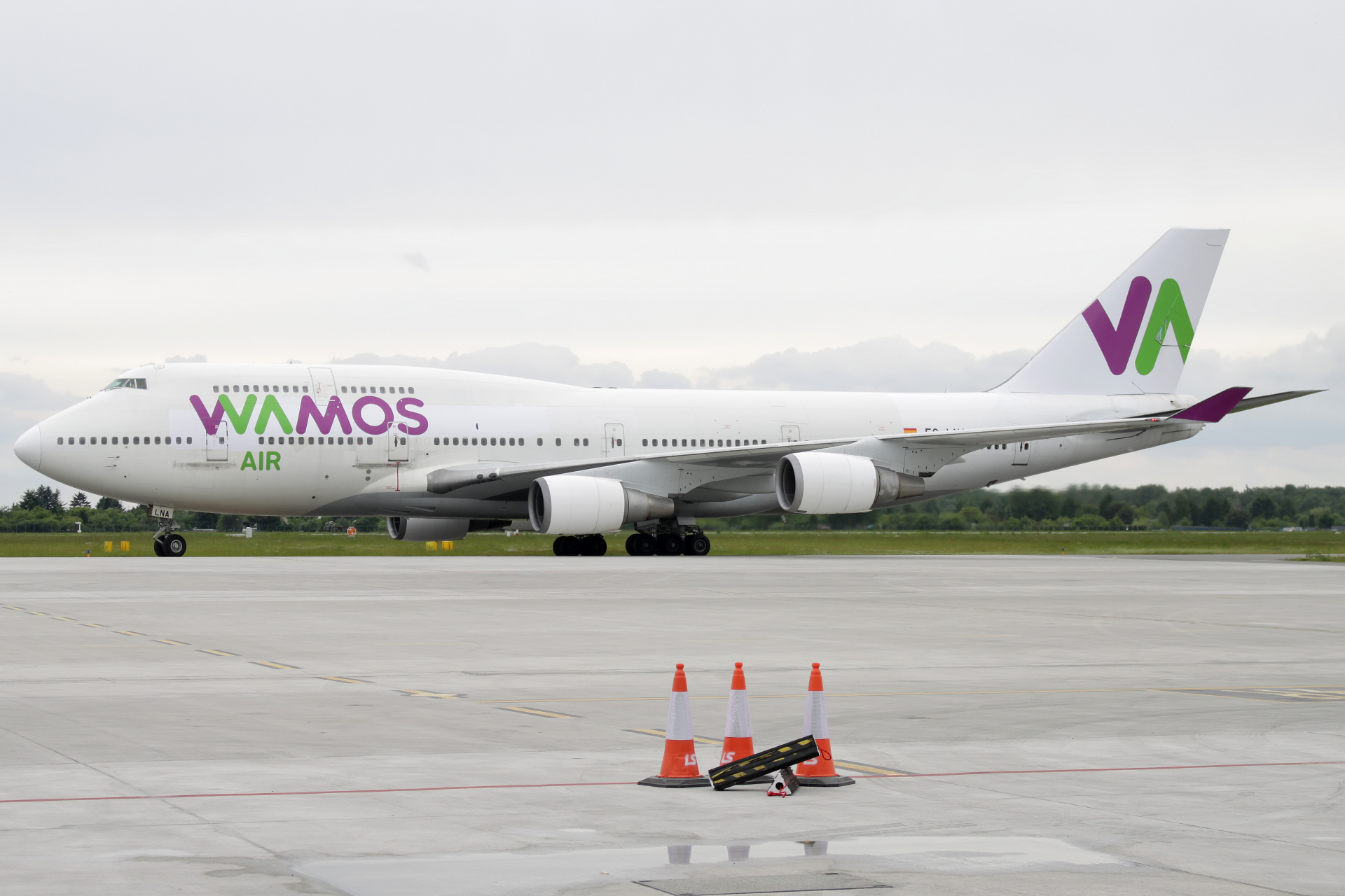 EC-LNA (Aircraft » EPWA Spotting » Boeing 747-400 » Wamos Air)