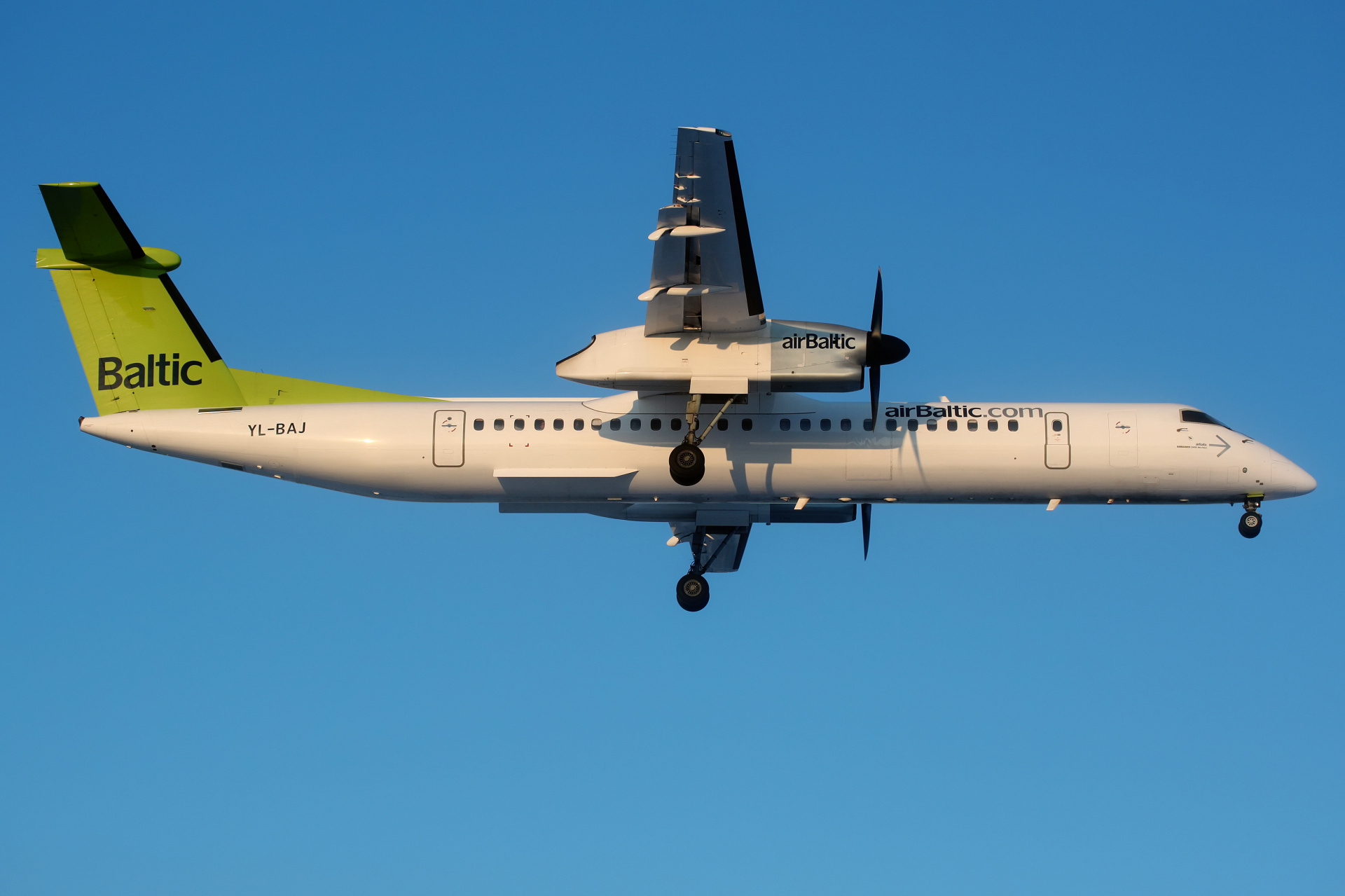 YL-BAJ (Aircraft » EPWA Spotting » De Havilland Canada DHC-8 Dash 8 » airBaltic)