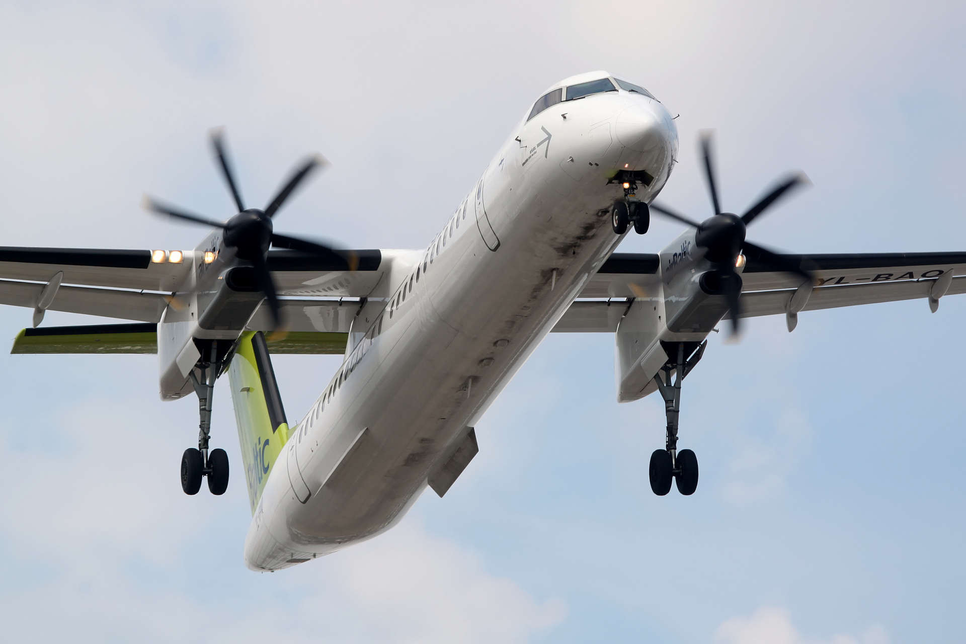YL-BAQ (Aircraft » EPWA Spotting » De Havilland Canada DHC-8 Dash 8 » airBaltic)