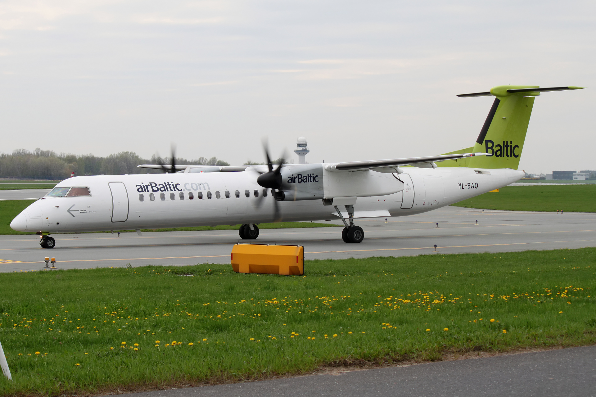 YL-BAQ (Samoloty » Spotting na EPWA » De Havilland Canada DHC-8 Dash 8 » airBaltic)