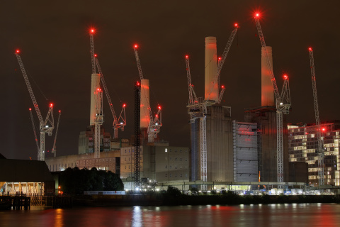 Elektrownia Battersea z odbudowanymi kominami