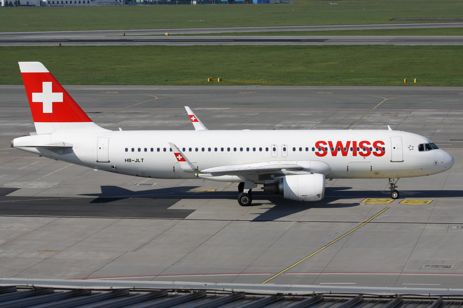 HB-JLT (Aircraft » EPWA Spotting » Airbus A320-200 » Swiss International Air Lines)