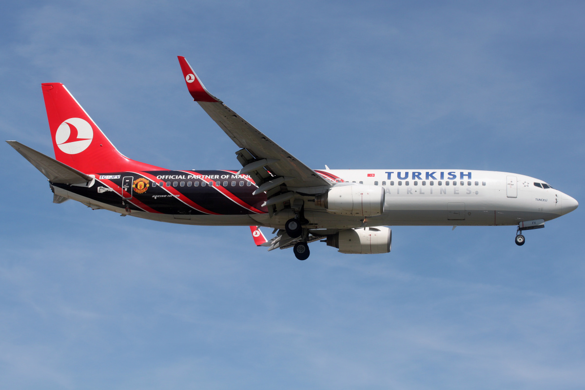 TC-JFV (malowanie Manchester United) (Samoloty » Spotting na EPWA » Boeing 737-800 » THY Turkish Airlines)