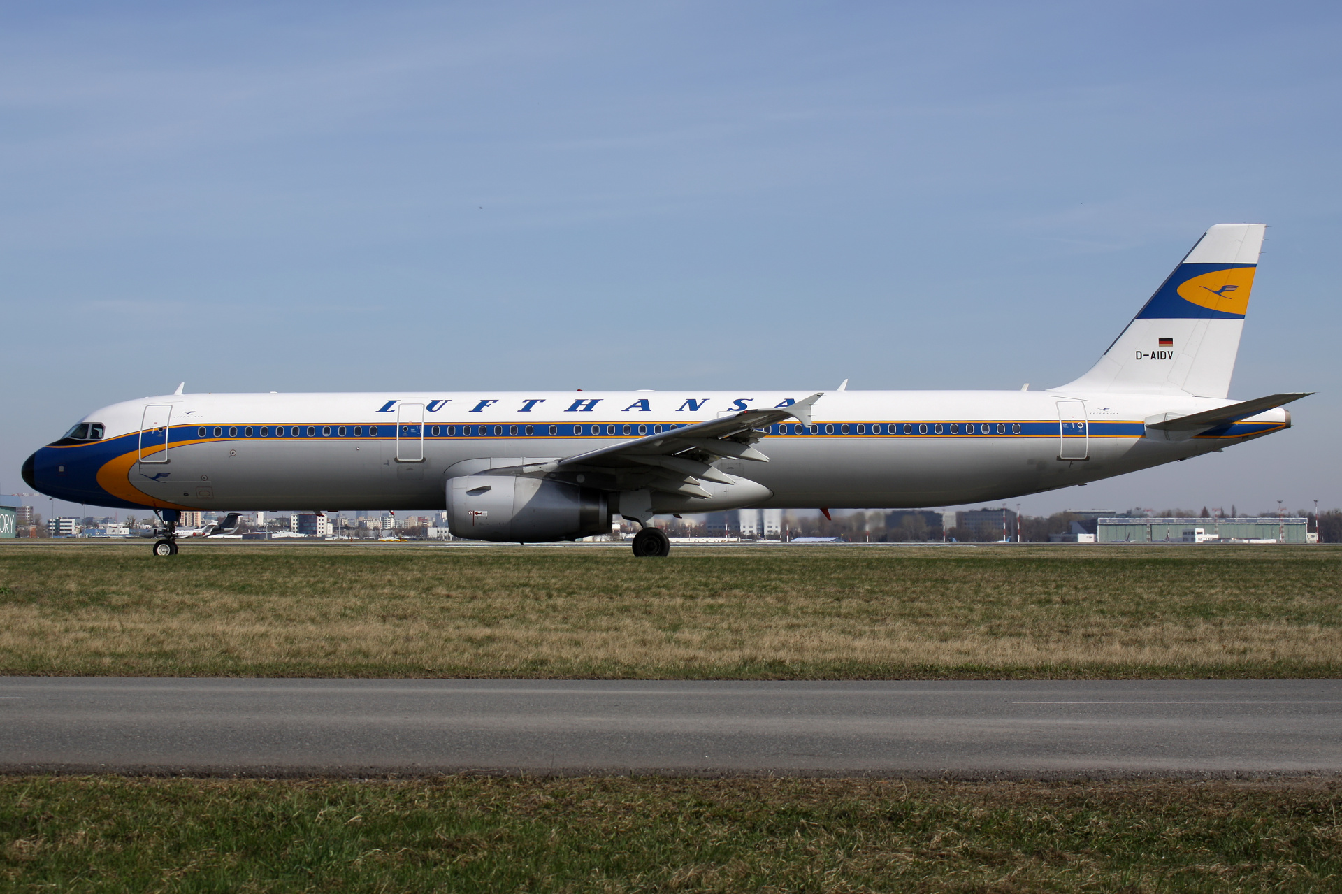 D-AIDV (malowanie retro) (Samoloty » Spotting na EPWA » Airbus A321-200 » Lufthansa)