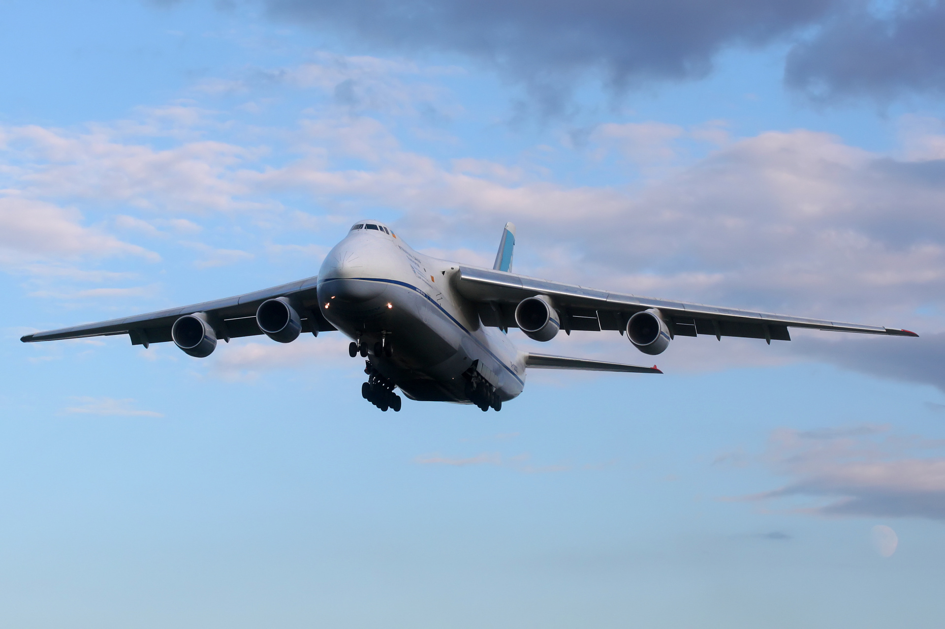 UR-82027 (Aircraft » EPWA Spotting » Antonov An-124-100 Ruslan » Antonov Airlines)
