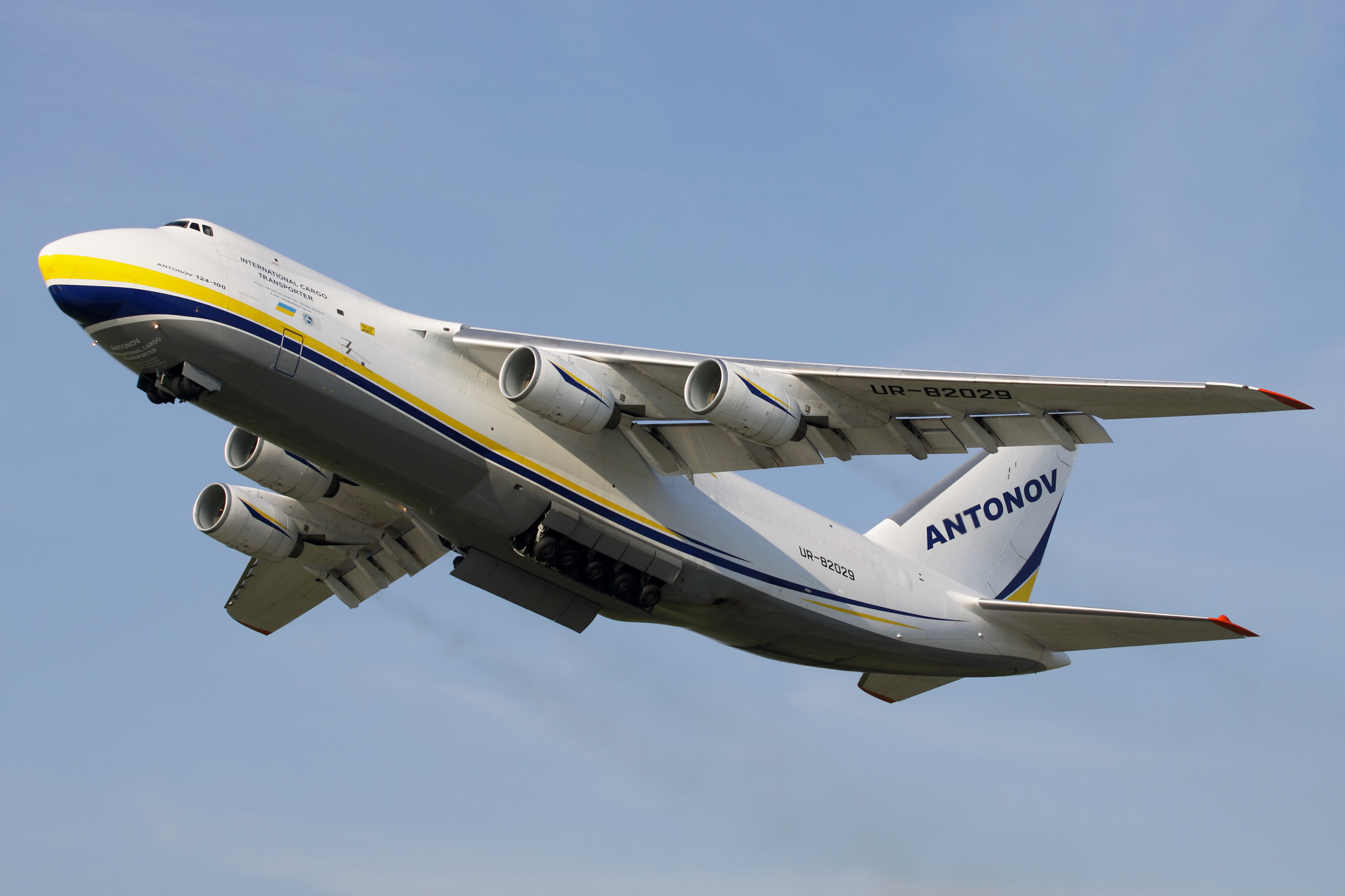 UR-82029 (nowe malowanie) (Samoloty » Spotting na EPWA » Antonow An-124-100 Rusłan » Antonov Airlines)