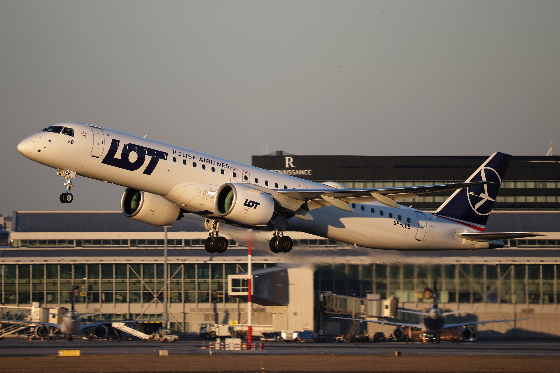 SP-LEB (Aircraft » EPWA Spotting » Embraer E195-E2 (E190-400) » LOT Polish Airlines)