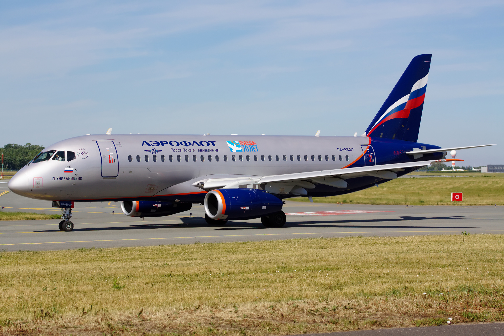 RA-89017 (naklejka 70 lat - Zwycięstwo) (Samoloty » Spotting na EPWA » Suchoj Superjet 100-95B » Aeroflot Russian Airlines)