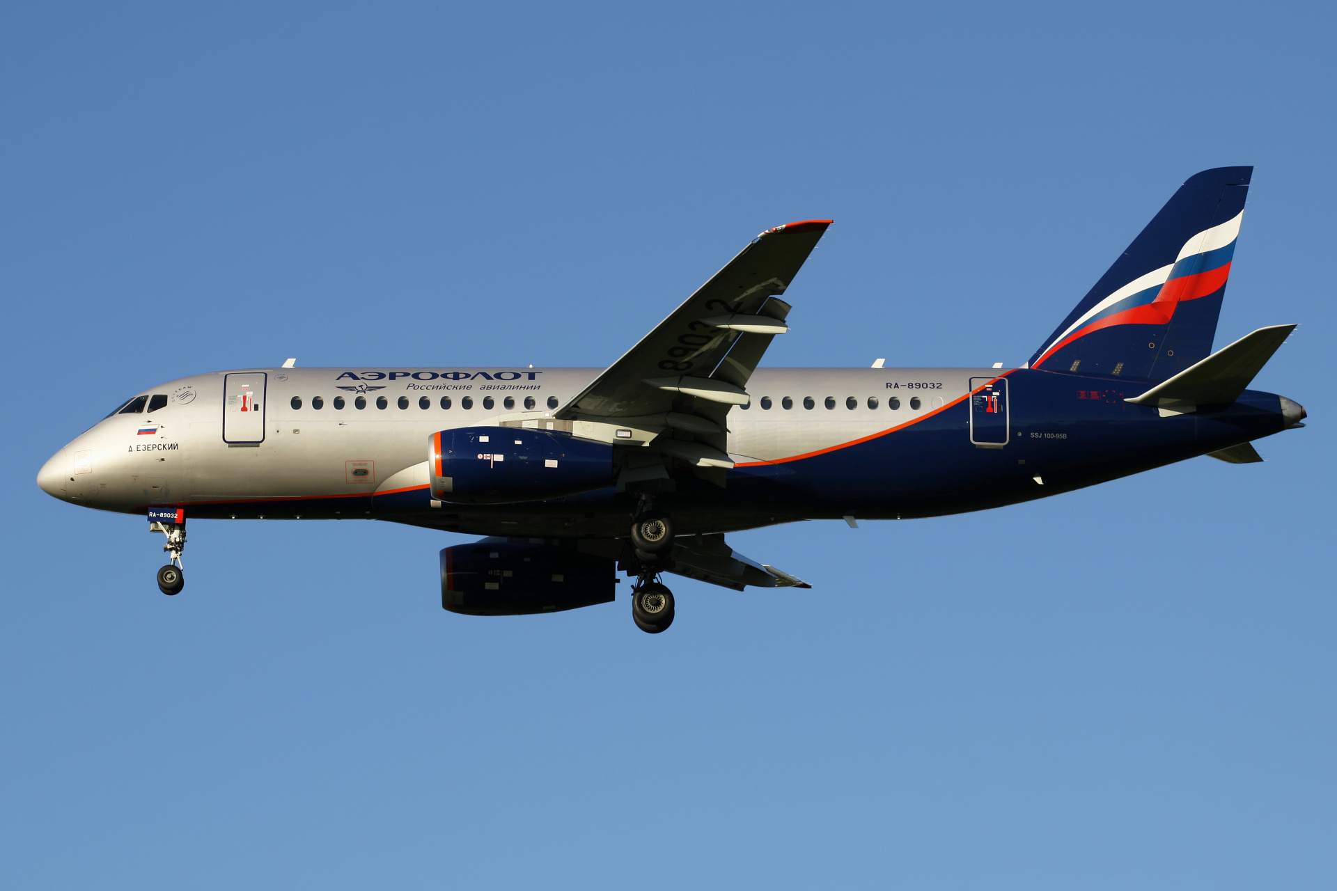 RA-89032 (Aircraft » EPWA Spotting » Sukhoi Superjet 100-95B » Aeroflot Russian Airlines)