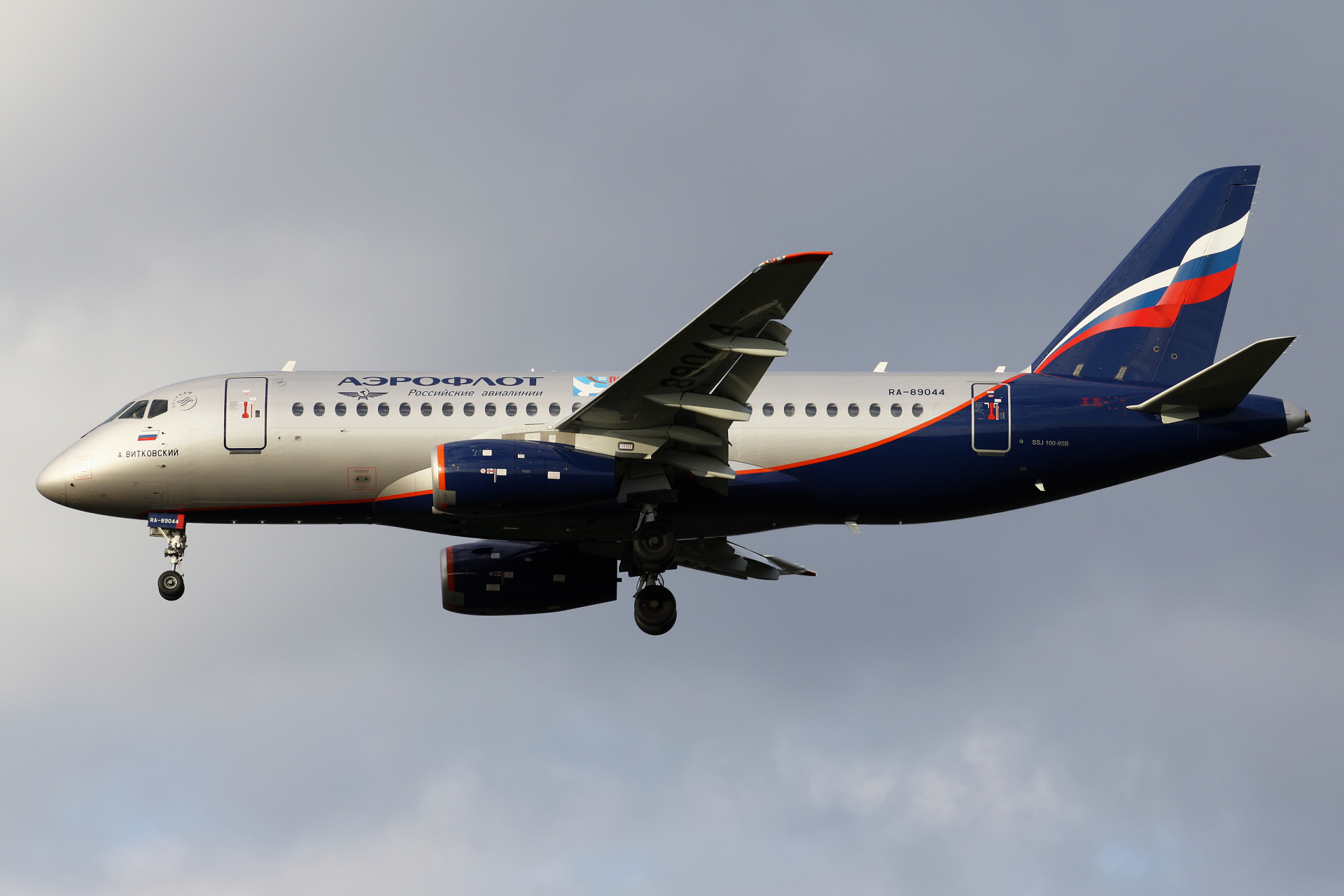RA-89044 (naklejka 70 lat - Zwycięstwo) (Samoloty » Spotting na EPWA » Suchoj Superjet 100-95B » Aeroflot Russian Airlines)