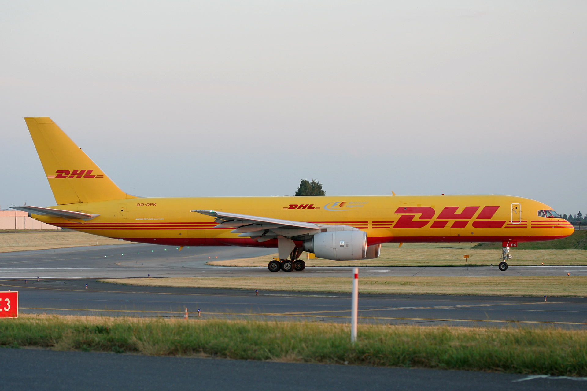 SF, OO-DPK, European Air Transport (Aircraft » EPWA Spotting » Boeing 757-200F » DHL)