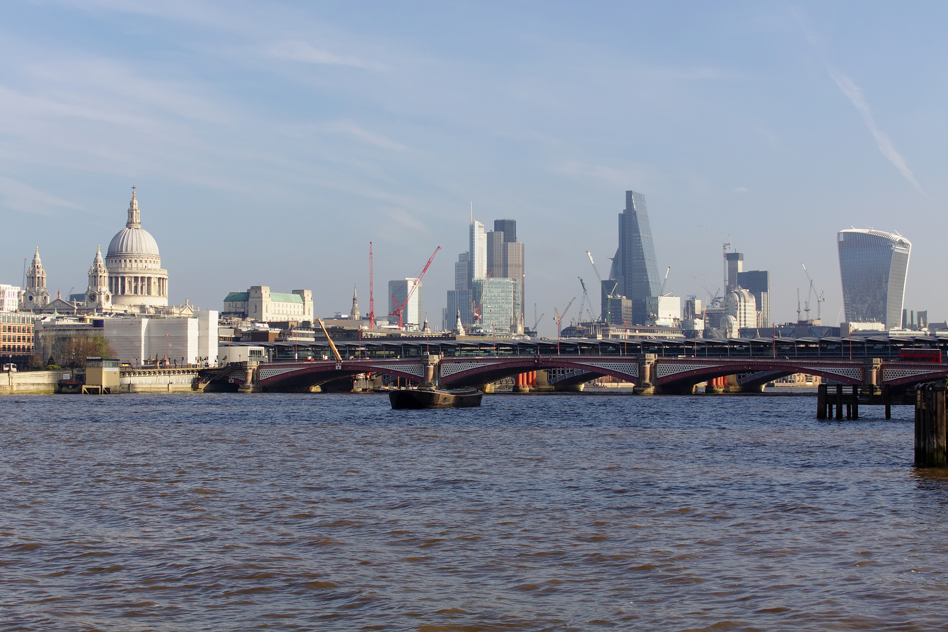 Tamiza z Blackfriars Bridge i City of London (Podróże » Londyn » Londyn za dnia)