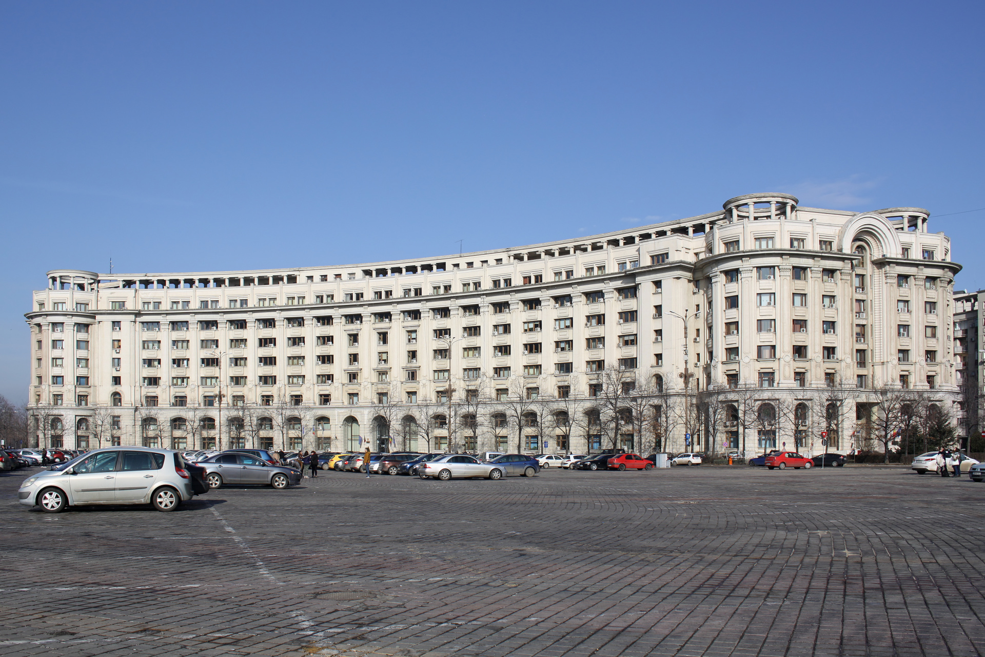 Budynek na Piața Constituției - Placu Konstytucji (Podróże » Bukareszt)