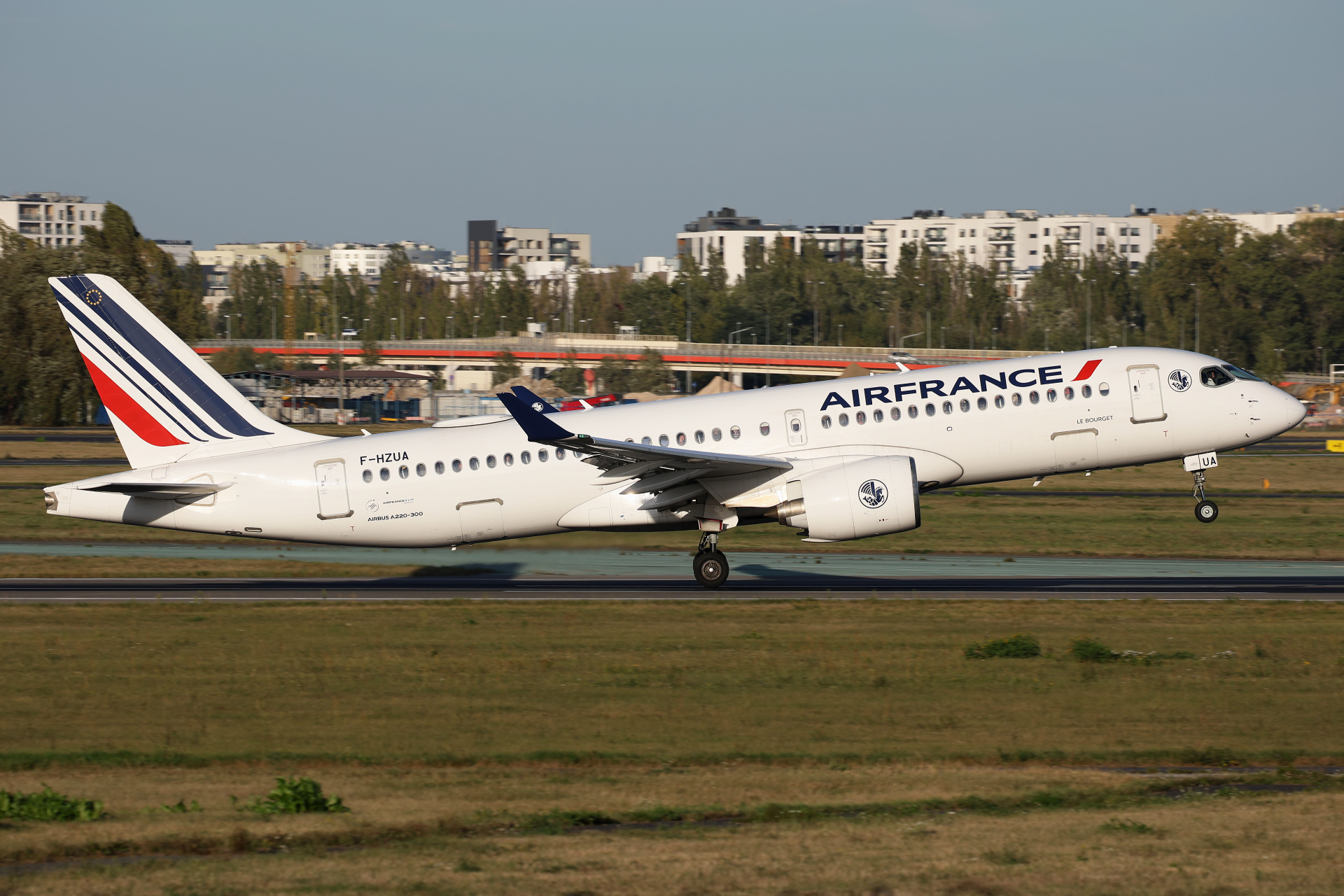 F-HZUA (Aircraft » EPWA Spotting » Airbus A220-300 » Air France)
