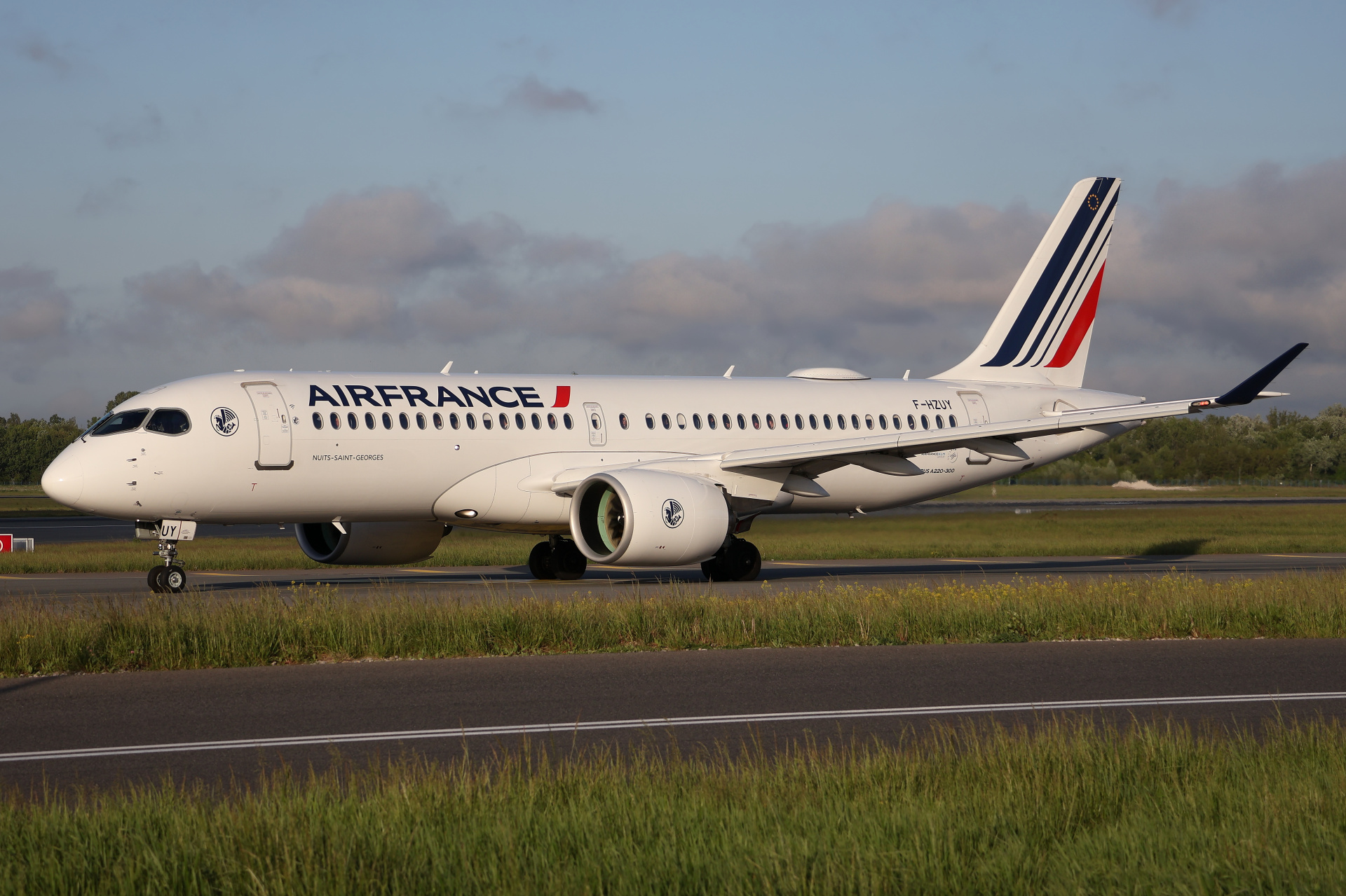F-HZUY (Aircraft » EPWA Spotting » Airbus A220-300 » Air France)
