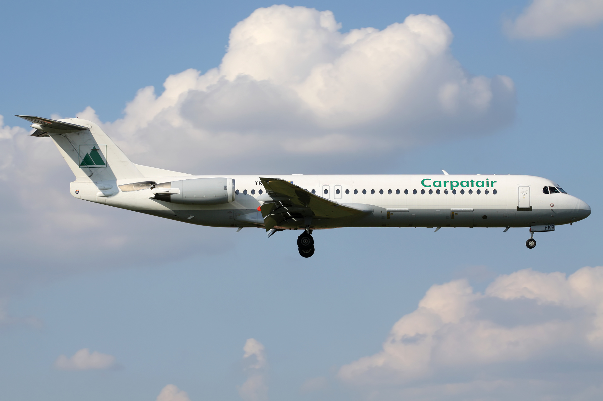 YR-FKB (Aircraft » EPWA Spotting » Fokker 100 » Carpatair)