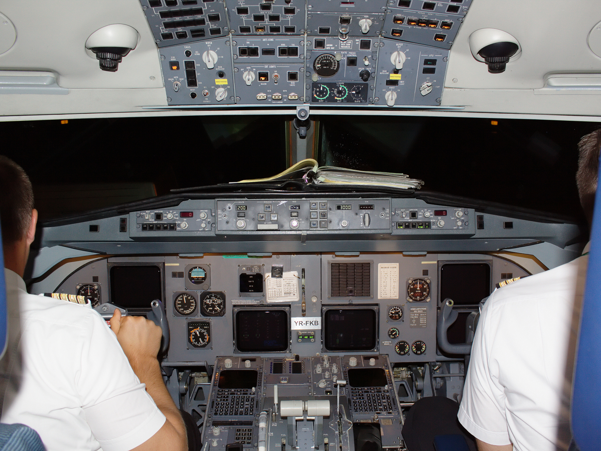 YR-FKB - cockpit (Aircraft » EPWA Spotting » Fokker 100 » Carpatair)