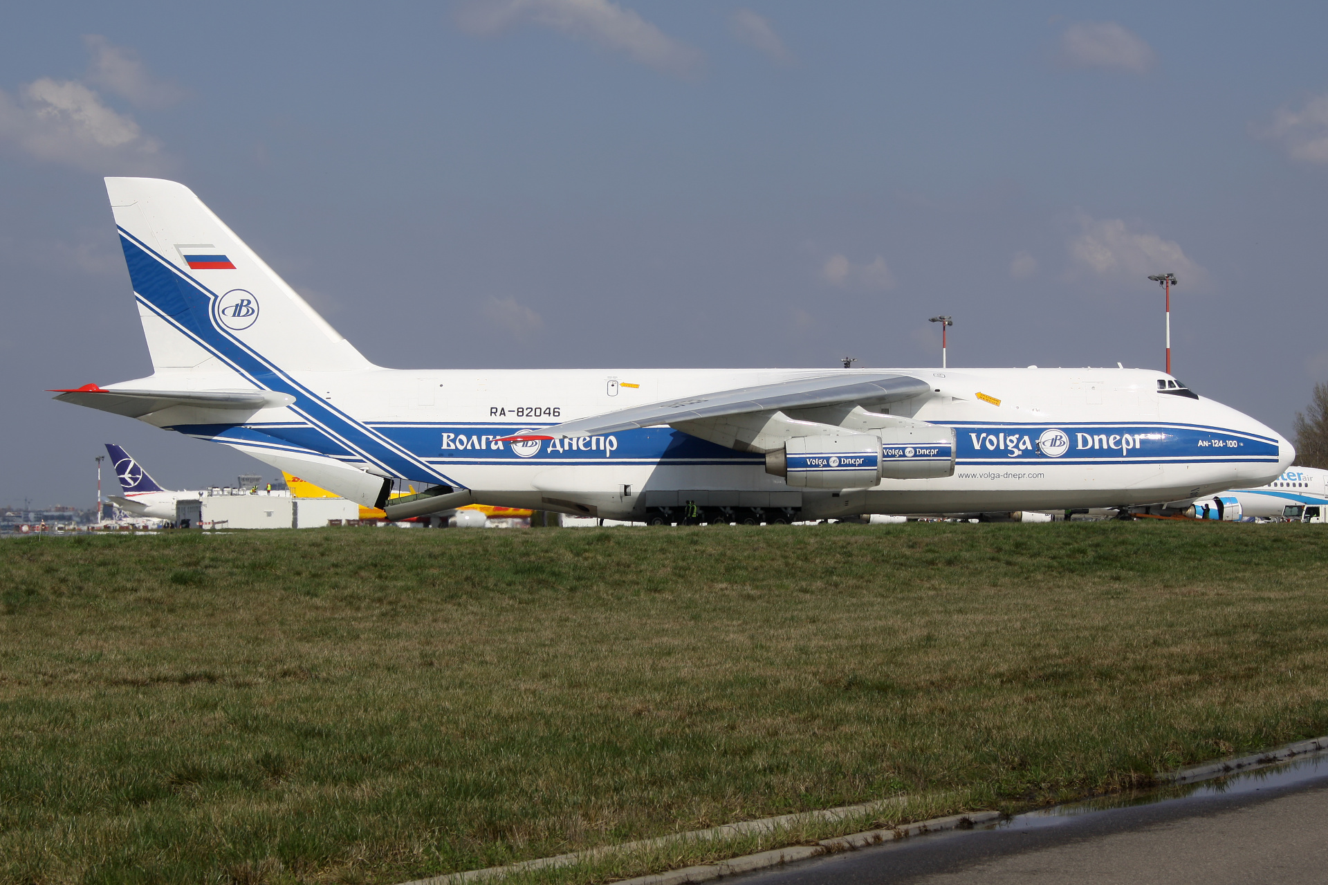 RA-82046 (Aircraft » EPWA Spotting » Antonov An-124-100 Ruslan » Volga Dnepr Airlines)