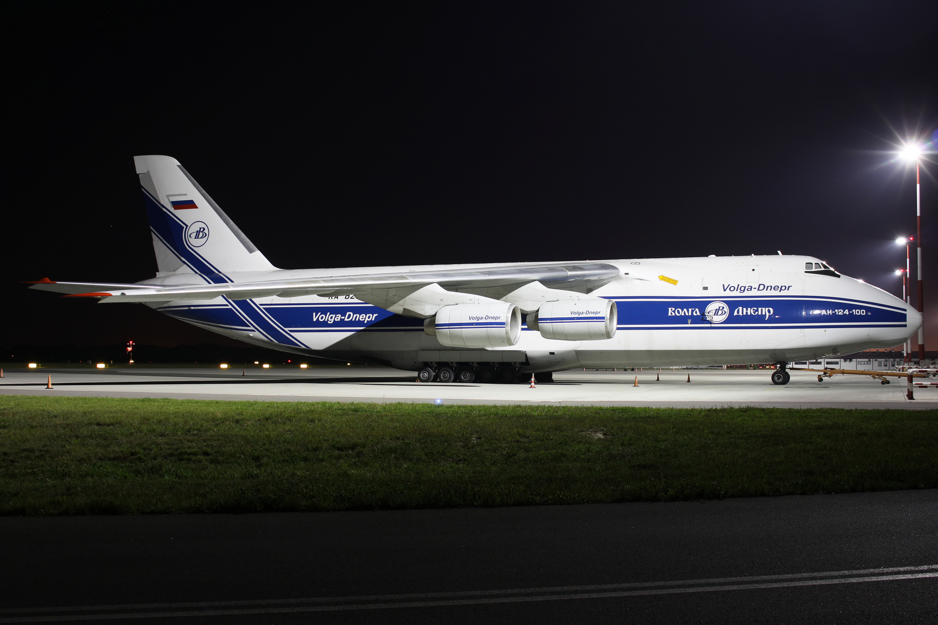 RA-82047 (Aircraft » EPWA Spotting » Antonov An-124-100 Ruslan » Volga Dnepr Airlines)