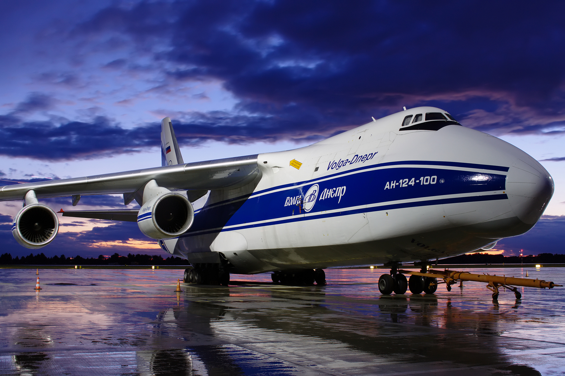 RA-82047 (Samoloty » Spotting na EPWA » Antonow An-124-100 Rusłan » Volga Dnepr Airlines)